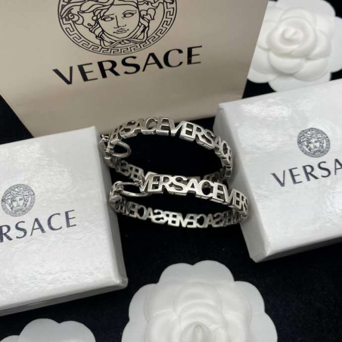 Picture of Versace Bracelet _SKUVersacebracelet06cly7116640